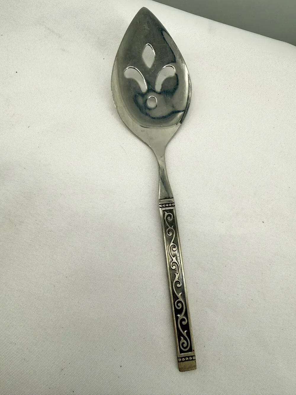 Oneida 1881 Rogers Spanish Court Stainless Flat Server Pierced Serving Utensil